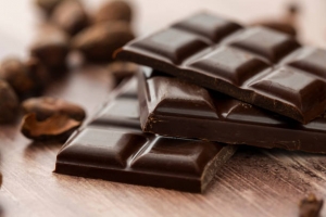 cuánto-chocolate-negro-hay-que-comer-al-día-para-obtener-beneficios-cardiovasculares-reales-según-la-ciencia